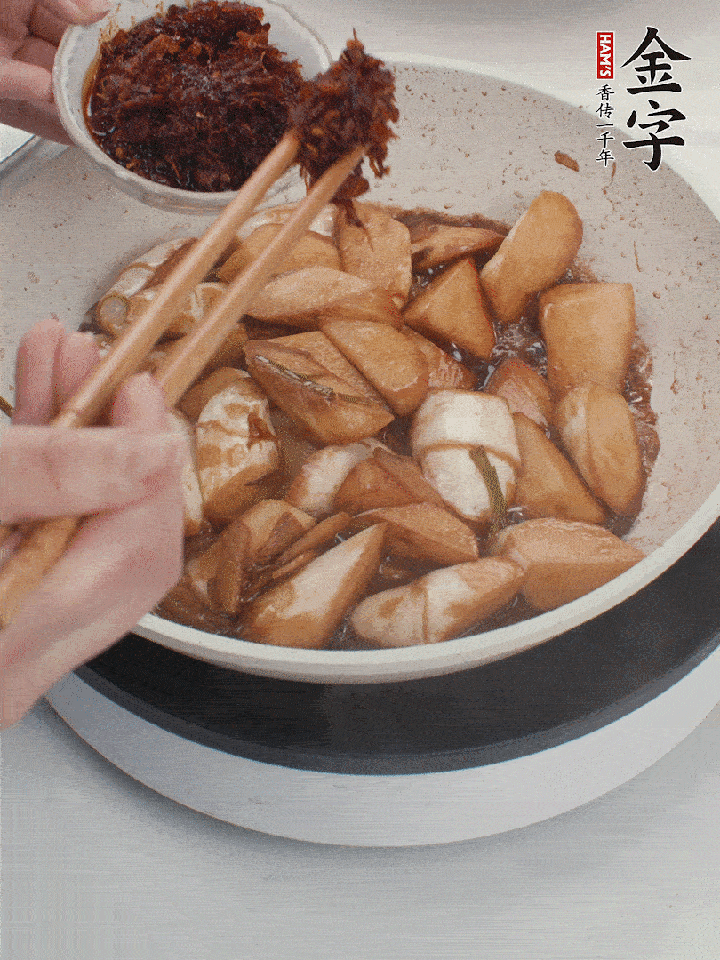 湯汁收濃，加金字火腿XO醬翻炒均勻。