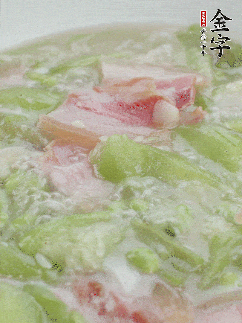 加一點熱水、白胡椒粉、雞精翻炒1分鐘。