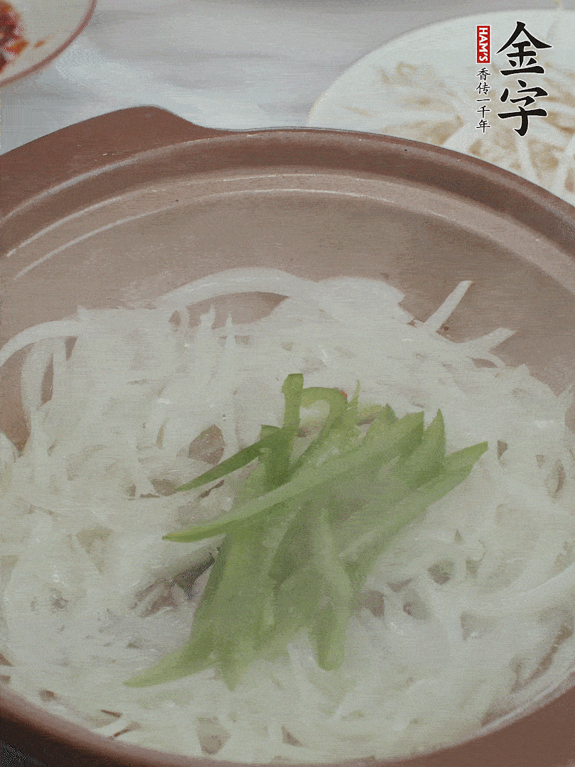 放烏冬面、青紅椒、豆芽。