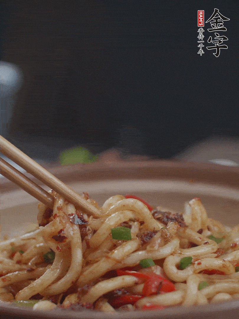 一小撮鹽調味。最后可以點綴香蔥段。