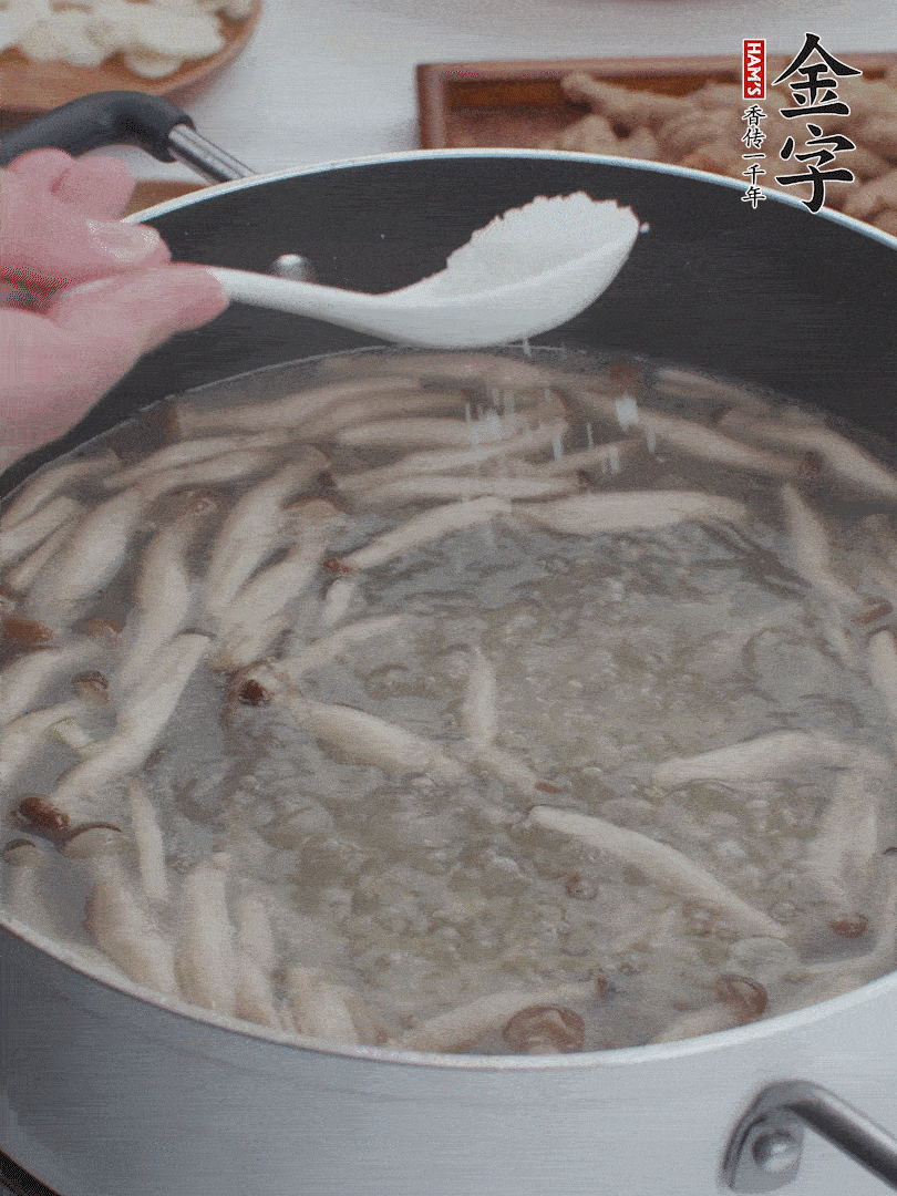 1勺鹽、一點(diǎn)胡椒粉調(diào)味。