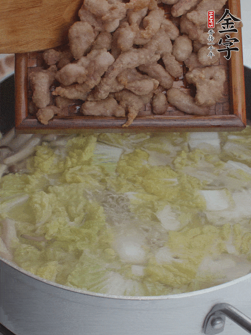 水開(kāi)后煮10分鐘，下娃娃菜、小酥肉煮3分鐘。