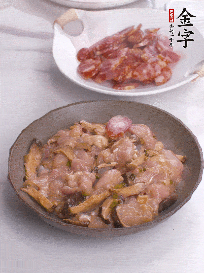 腌制后，雞肉中加淀粉1勺，頂部碼上香腸片。