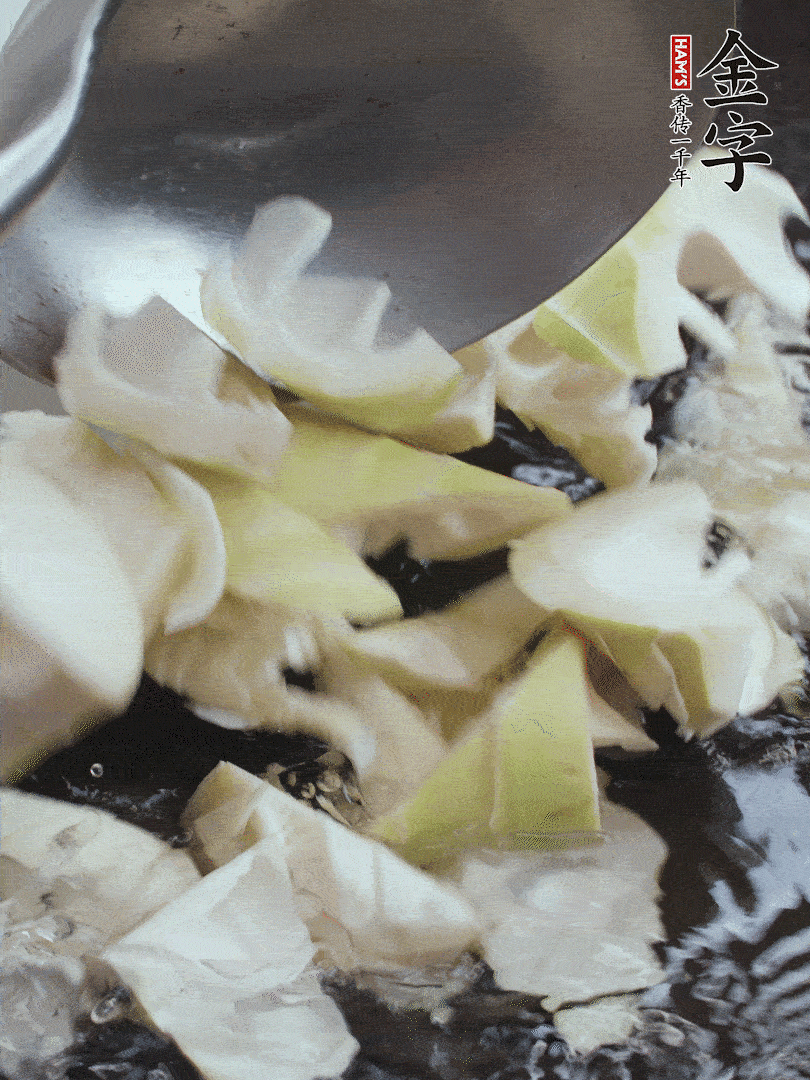 新鮮春筍去老根，剝殼切滾刀塊焯水去澀。