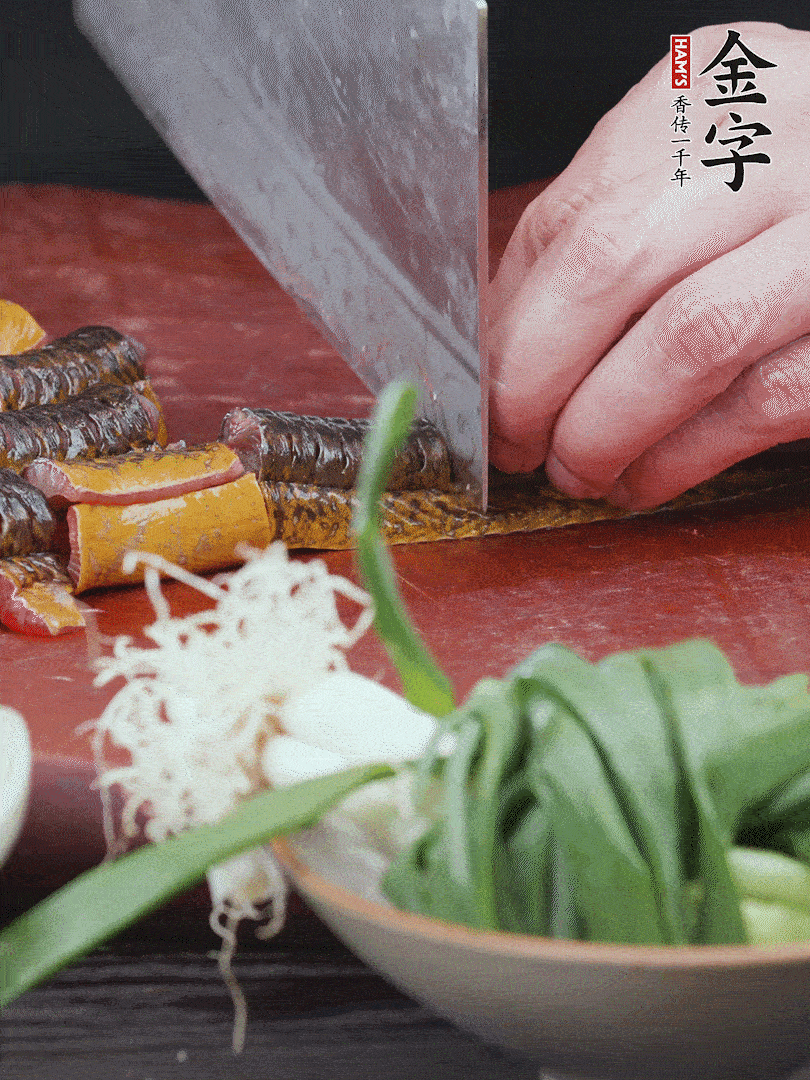 黃鱔去內(nèi)臟洗凈，切花刀斬段。沸水下鍋，加黃酒焯水去血沫。