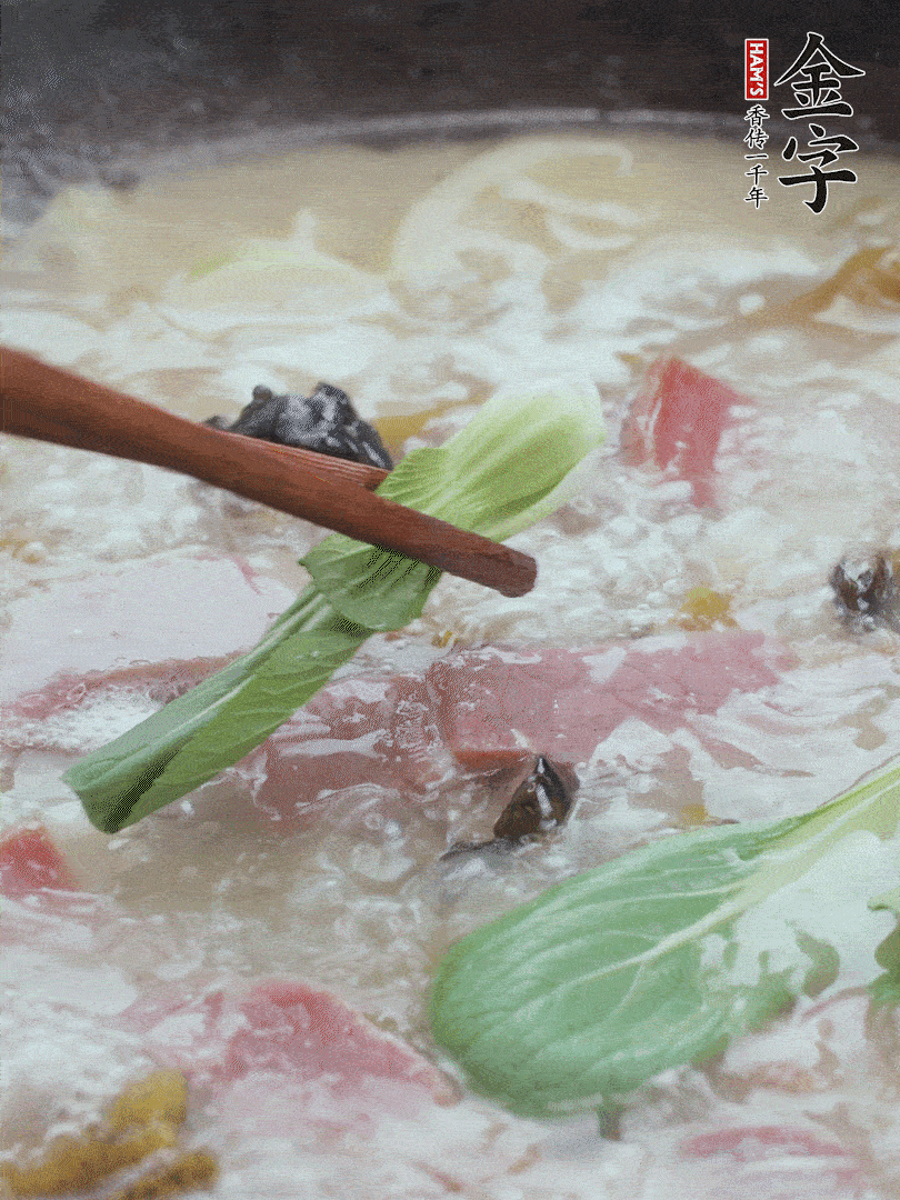 撈出蔥結(jié)，小菜心點綴。