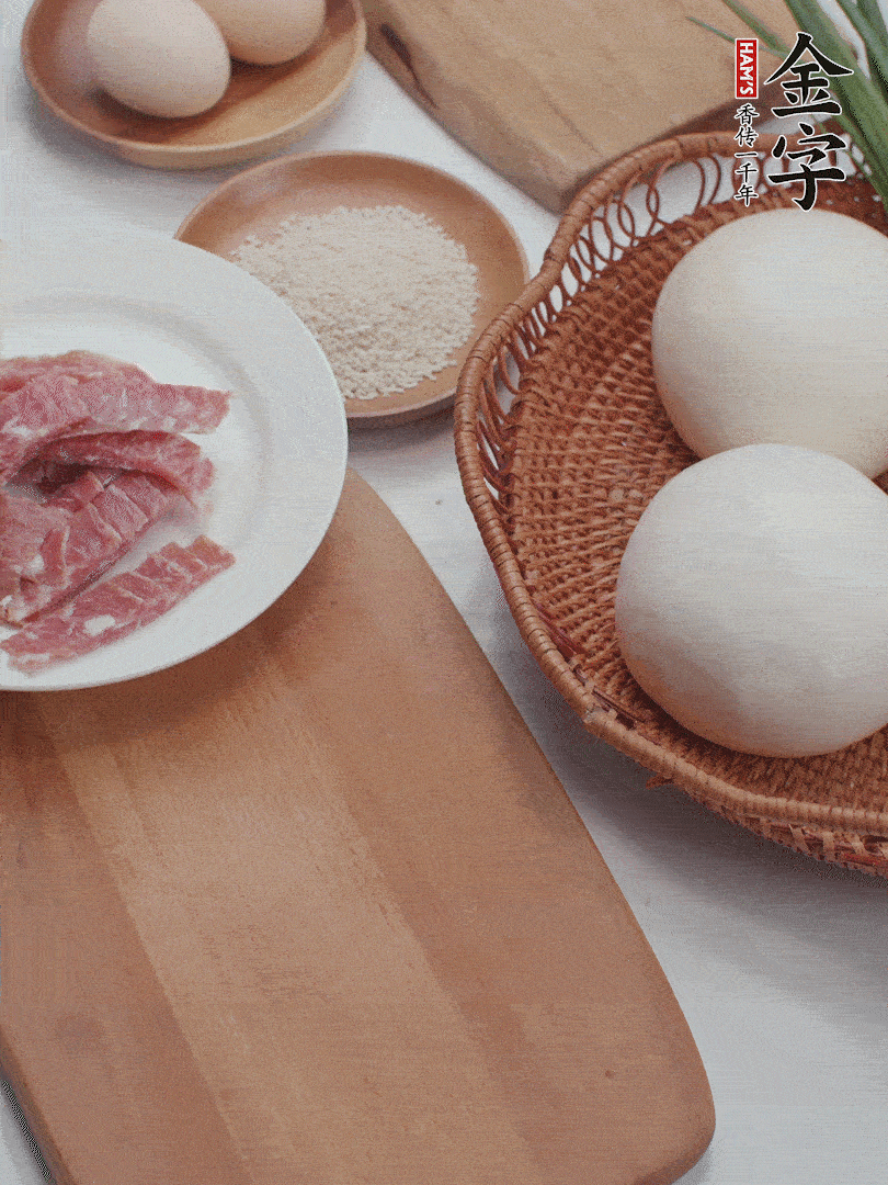 金字培根火腿切小片；饅頭、洋蔥切??；香蔥切丁。