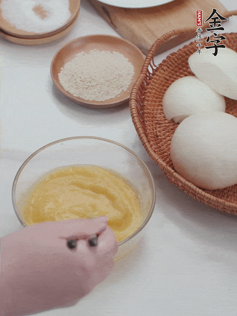 2個(gè)雞蛋加入1小勺鹽、1/2小勺胡椒粉打散。