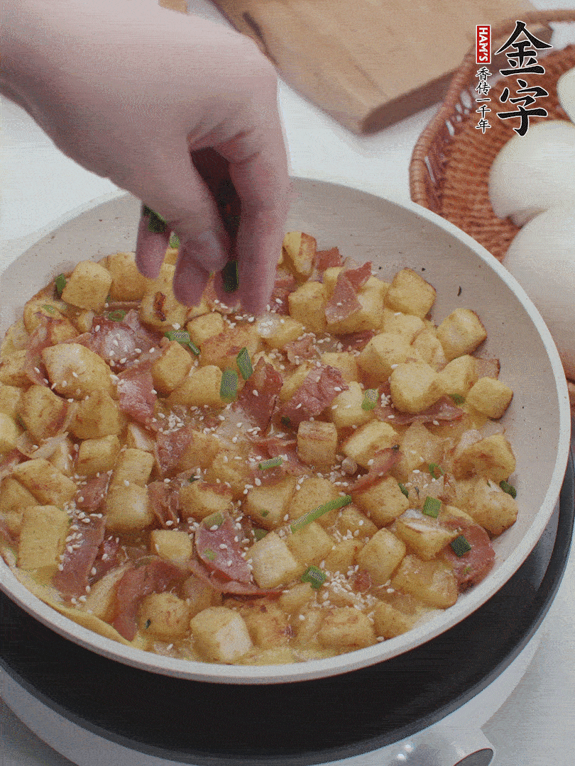 淋入剩余蛋液，蛋液凝固，撒上蔥綠和熟芝麻。