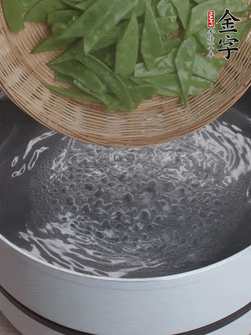 甜豆莢撕掉老筋，斜切兩半，焯水1分鐘。