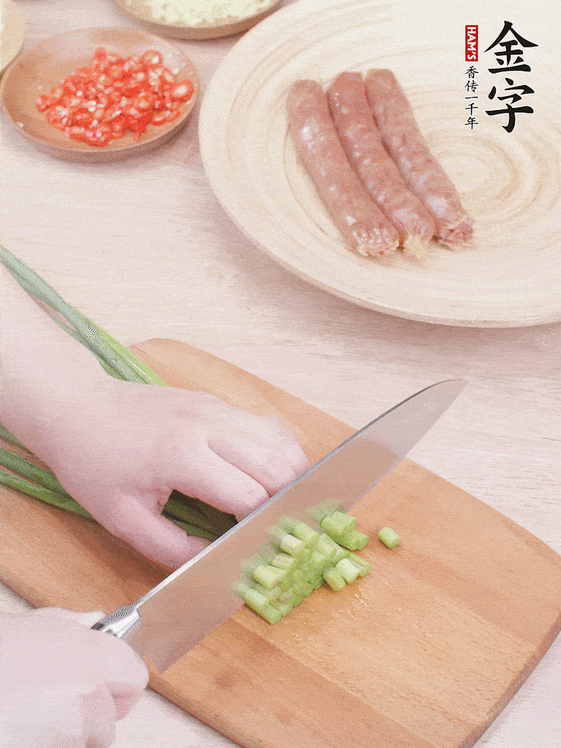 蒜苔切丁，蔥姜蒜切小丁，小米辣切圈。