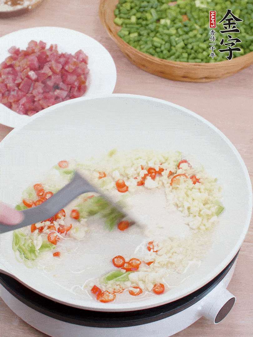 鍋中熱油，蔥姜蒜、小米辣煸香。