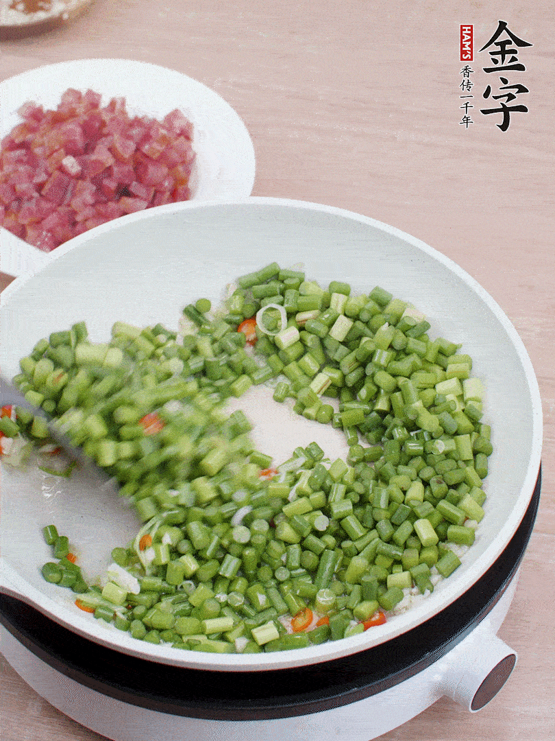 下蒜苔丁、一點鹽翻炒。