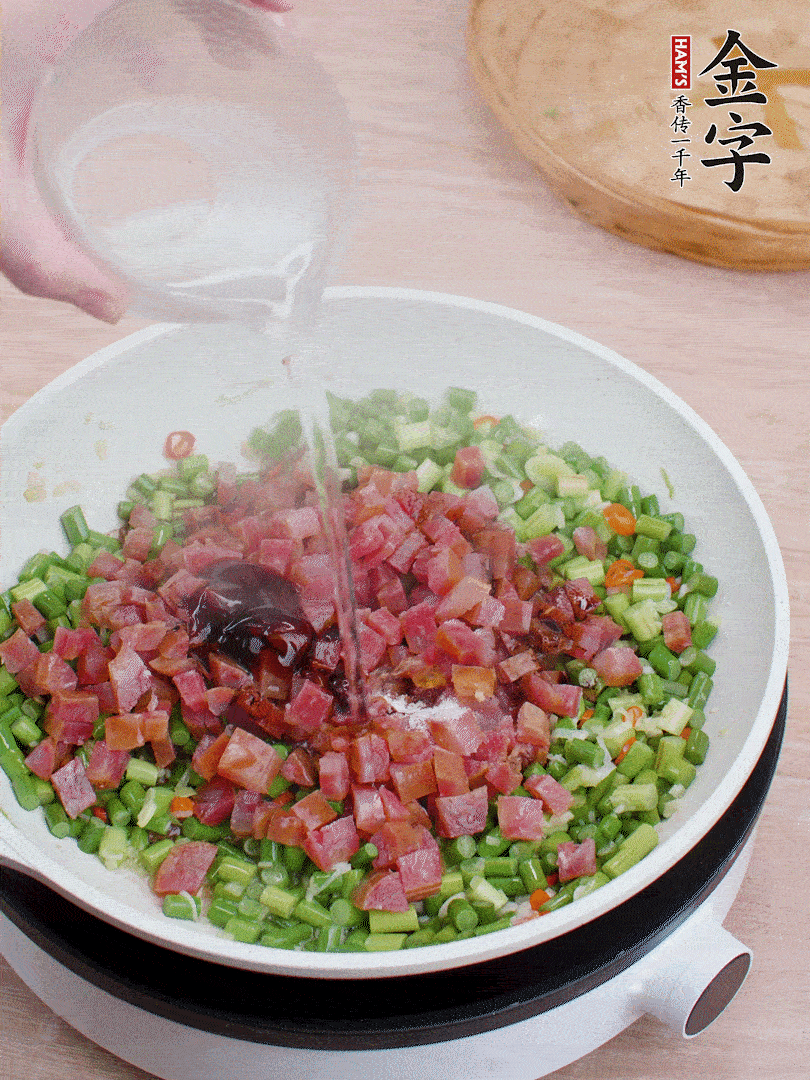 放香腸丁、1勺老抽、1勺蠔油、1/3勺白糖、少許清水炒至斷生。