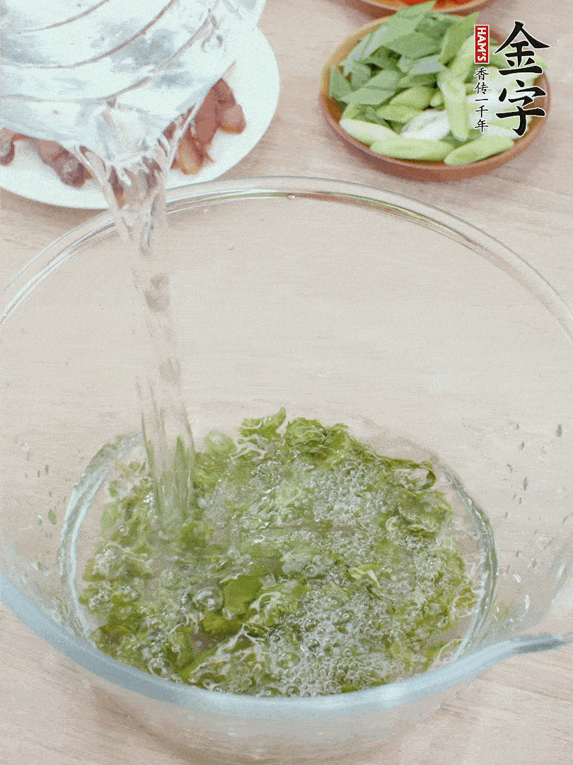 萵筍干溫水泡2小時，青紅辣椒切圈，姜切片，青蒜斜切段。