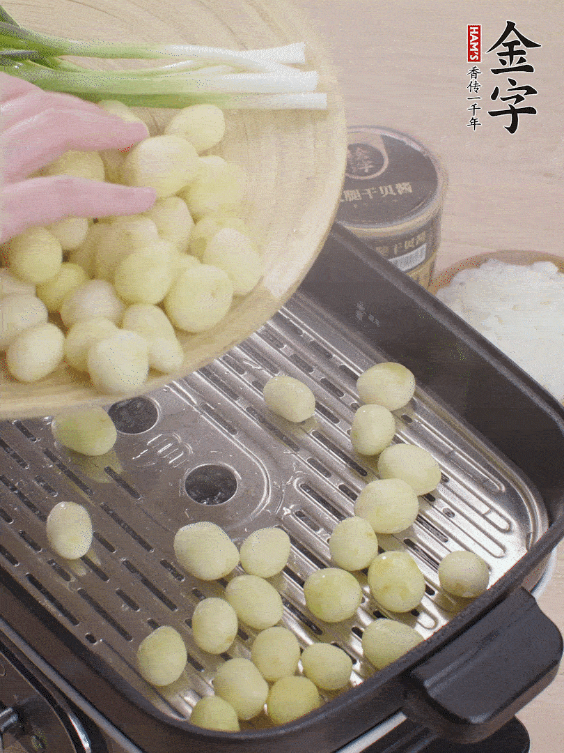 去皮小土豆蒸熟。