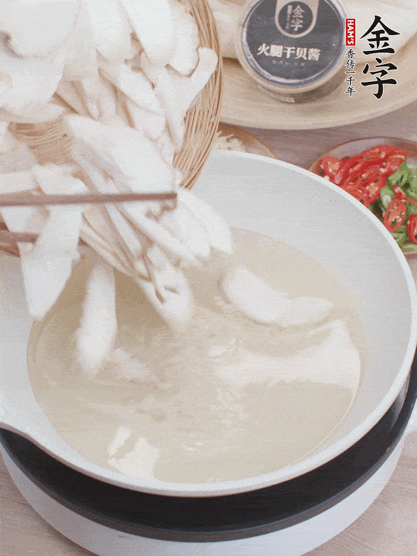 杏鮑菇切成片，油溫7層熱炸2分鐘。