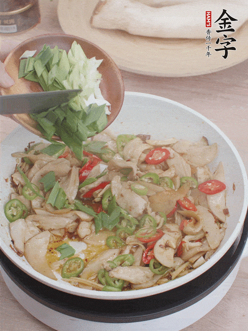 淋少許料酒、最后放大蒜葉。