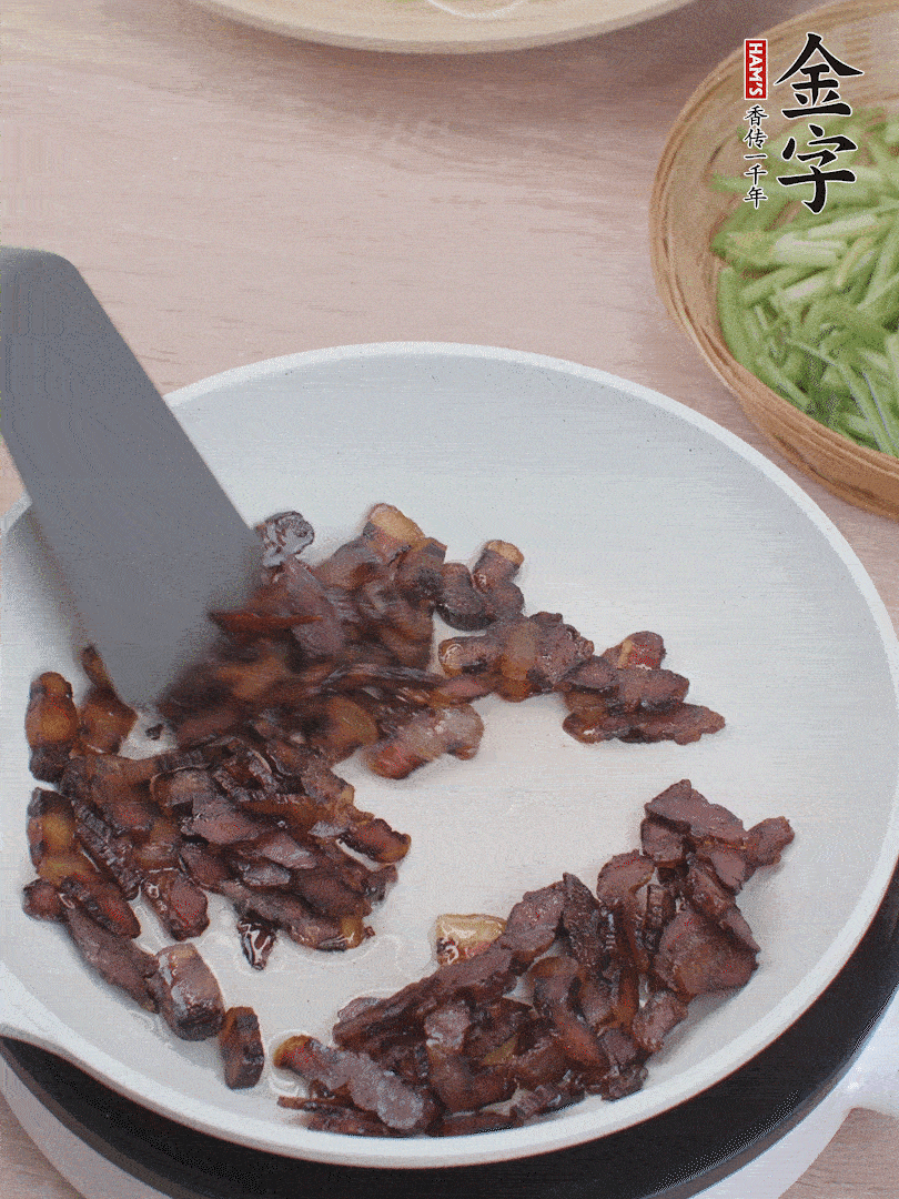 起鍋熱油，煸香醬油肉。