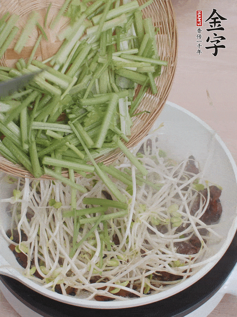 下豆芽、香芹翻炒均勻。