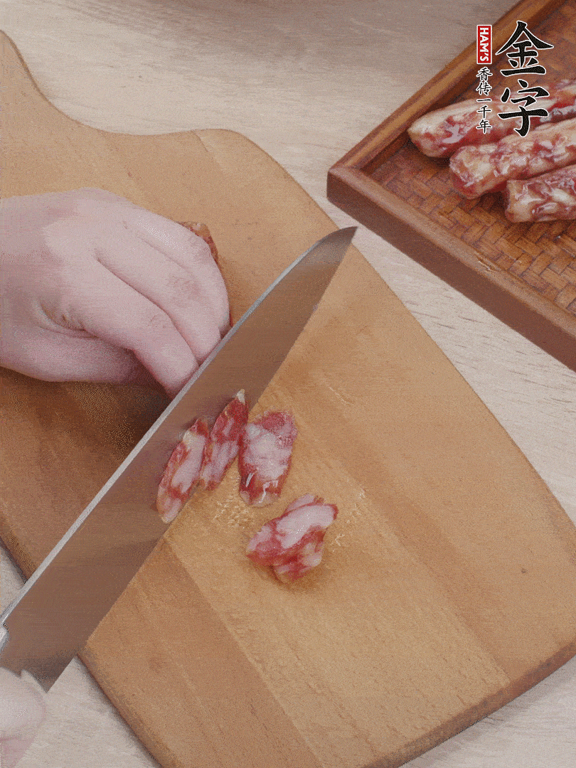 金字香腸斜切片，芹菜切段，小洋蔥切絲，綠菜椒切小塊。