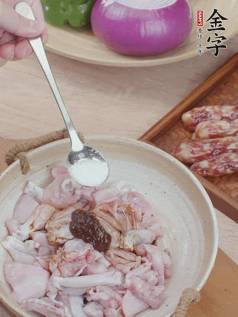 牛蛙塊加1勺柱候醬、1勺生抽、1/3勺白砂糖腌漬20分鐘。