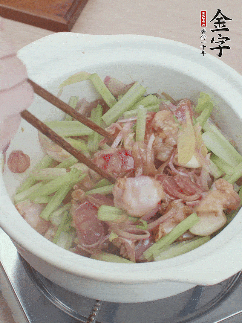 下牛蛙、芹菜、香腸翻炒。