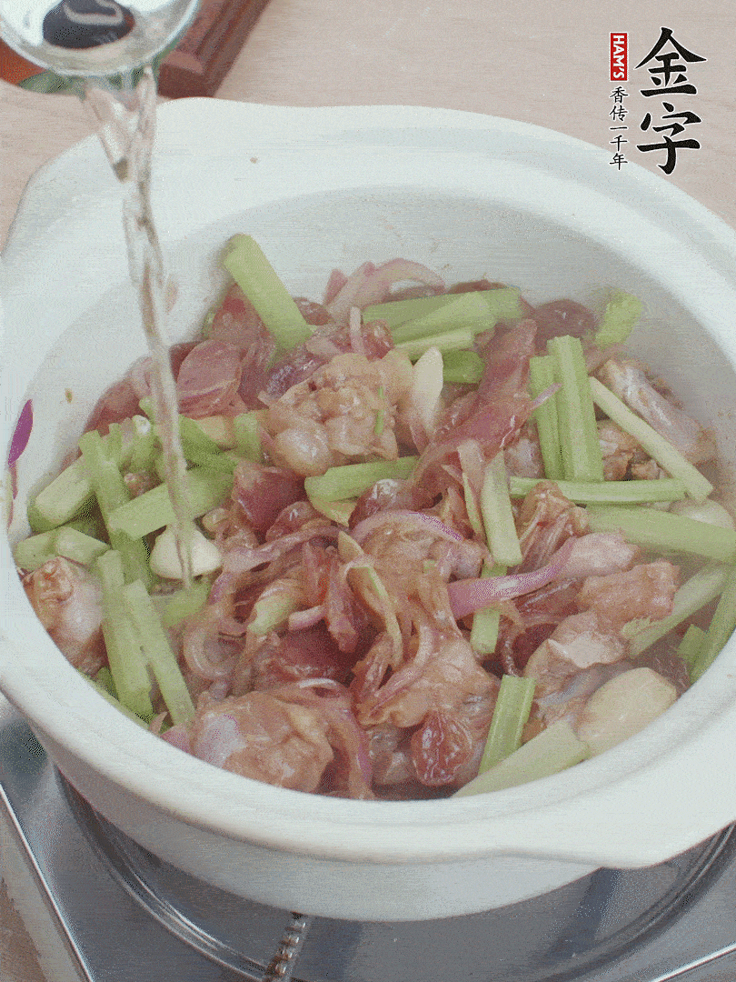 牛蛙變色后，淋點啤酒，加蓋后調(diào)小火燜10分鐘。