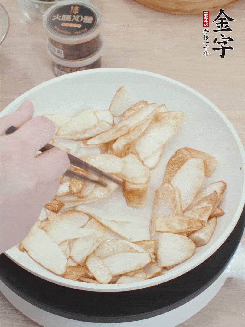 鍋中熱油，山藥煎至兩面金黃。