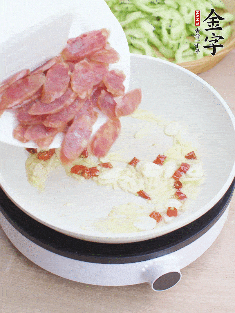 油5成熱時(shí)，姜、蒜、辣椒爆香。