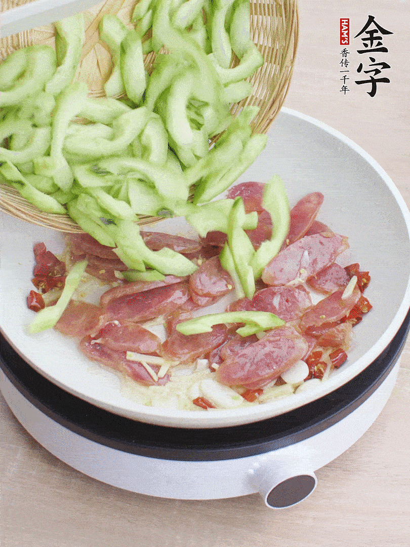 下香腸煸出油脂，放黃瓜翻炒。