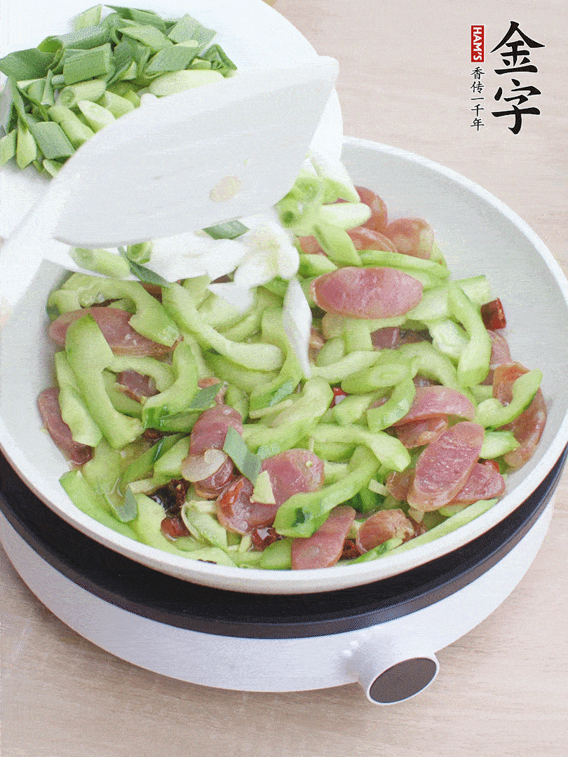 下青蒜翻炒。