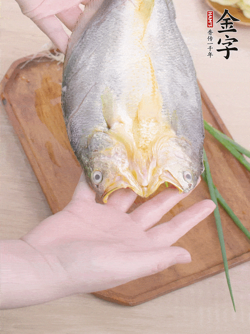黃魚(yú)背部開(kāi)刀，洗凈切花刀。適量鹽涂抹魚(yú)身兩面。