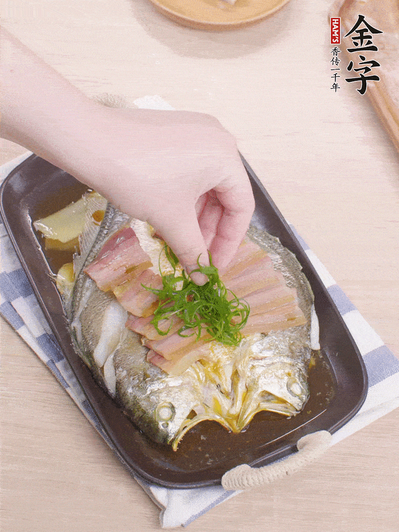 取出姜蔥，淋2勺蒸魚(yú)豉油，擺蔥絲。