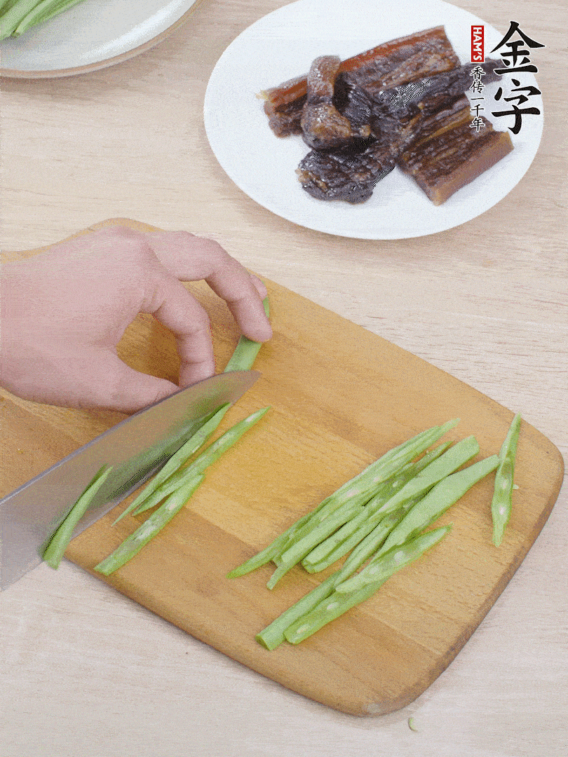四季豆切絲。