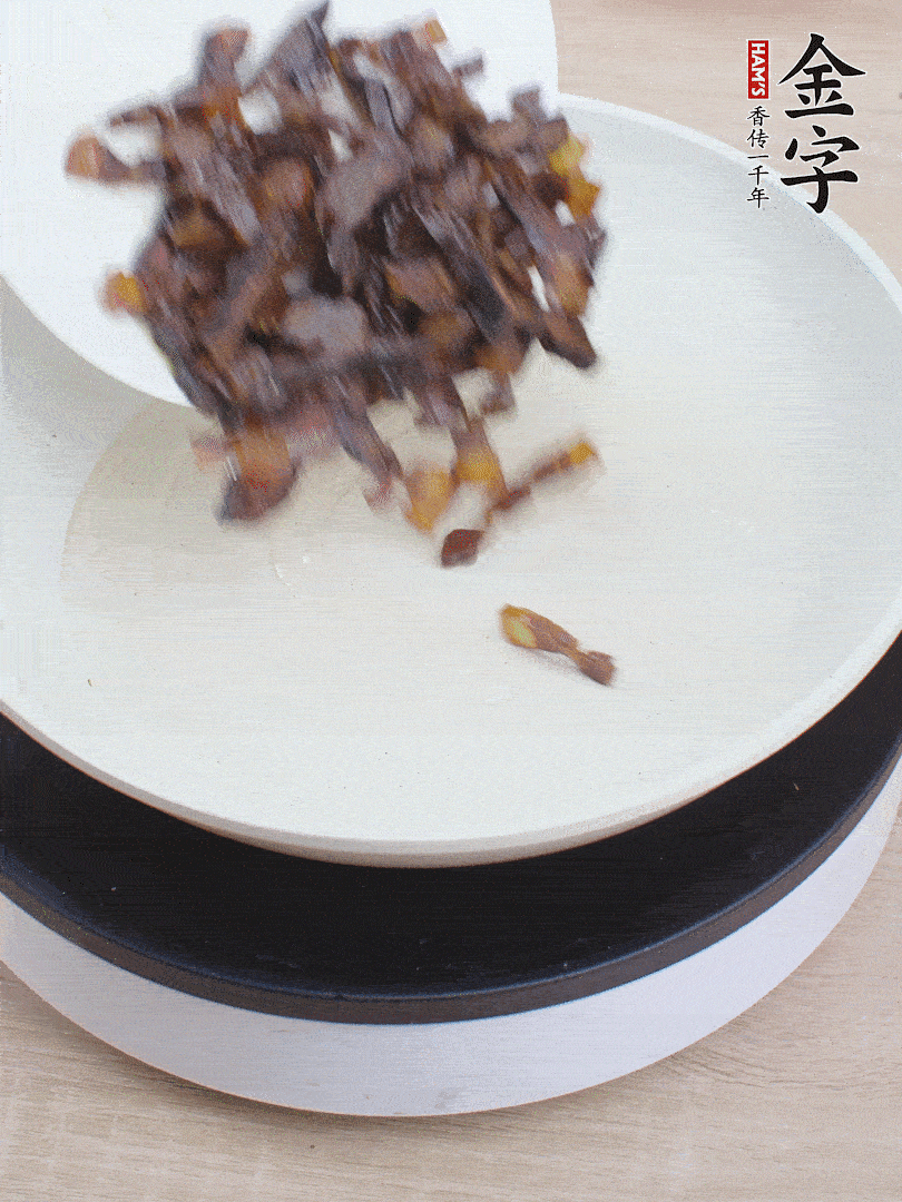 油熱倒醬油肉，編出香味。