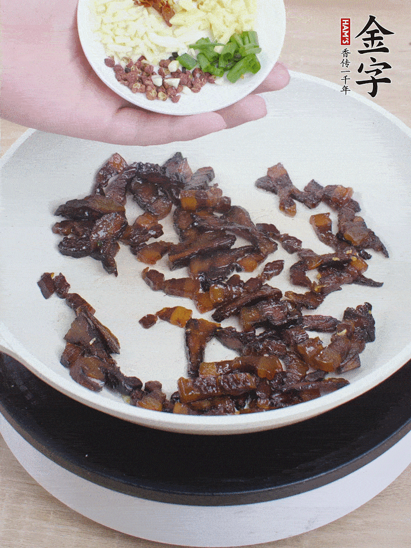 下蔥姜蒜、干辣椒、花椒粒炒香。