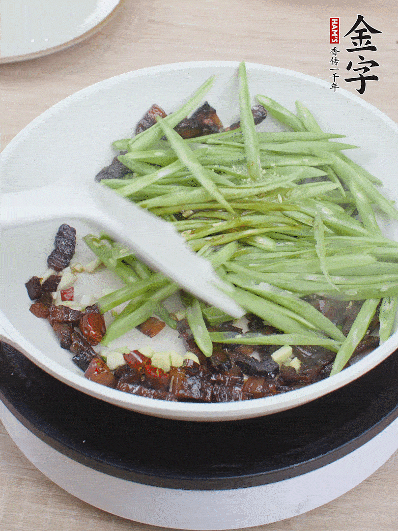 下豆角，生抽、雞精調(diào)味，炒到斷生。