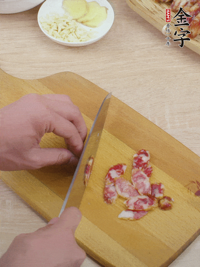 金字土香腸切片。