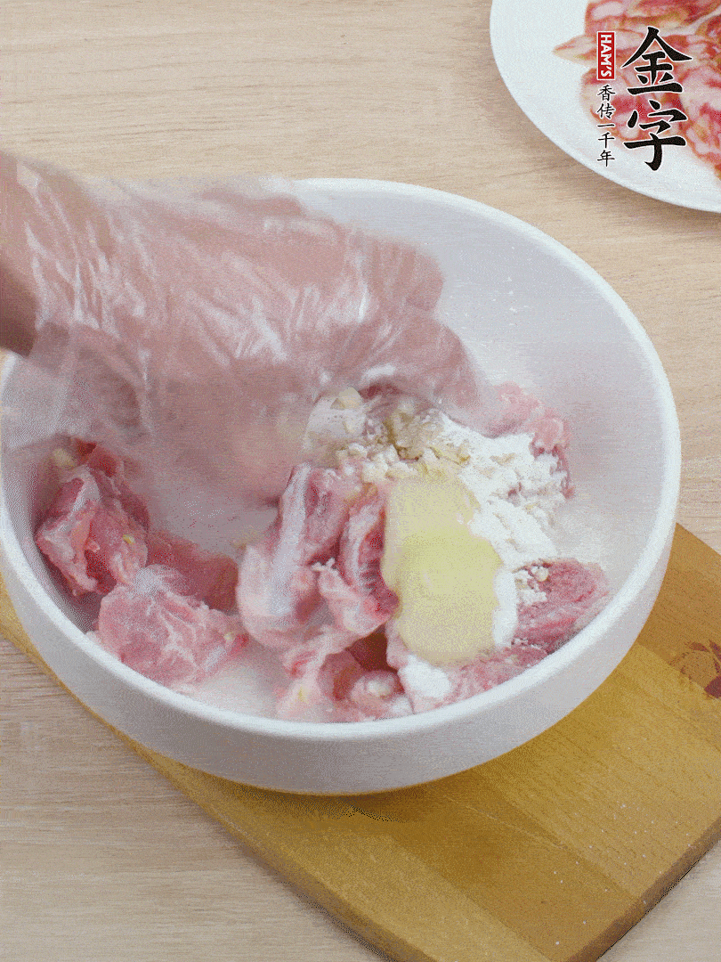 洗凈的小排，加鹽、姜、蒜末、淀粉、胡椒粉抓勻，腌制15分鐘。