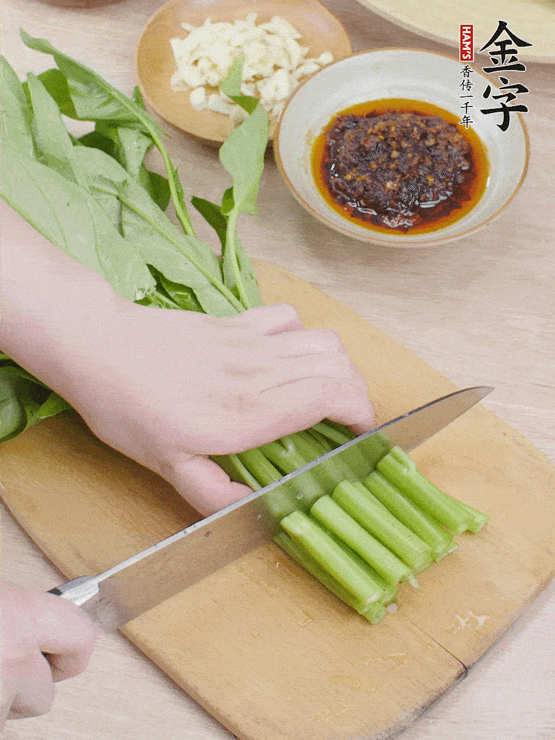 空心菜切段，大蒜拍碎切末。