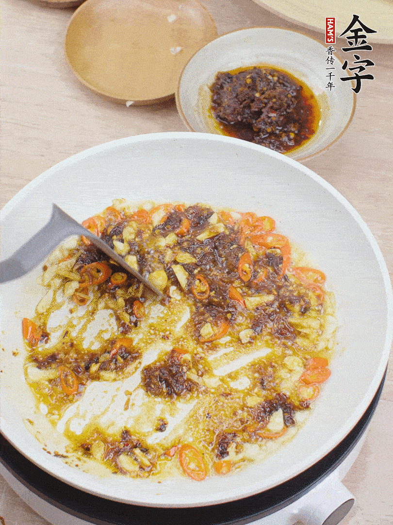 金字火腿干貝醬1勺翻炒均勻。