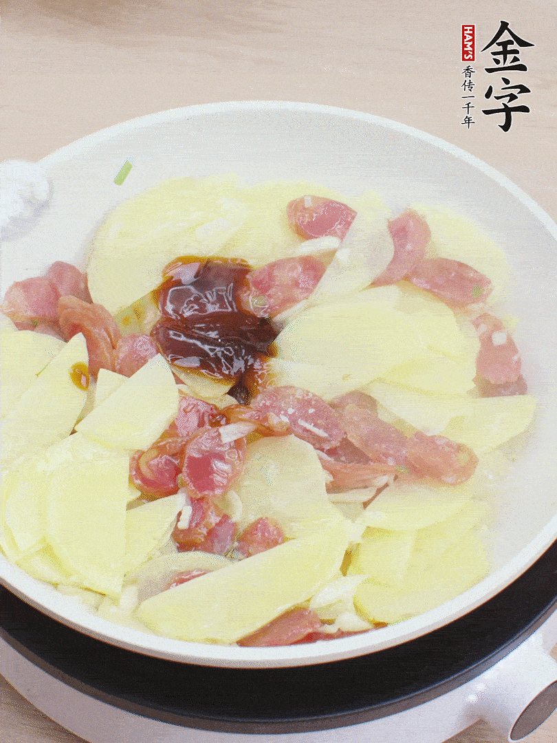 下土豆片，1勺生抽、1勺蠔油、1/3勺鹽、1/3勺糖炒至入味。