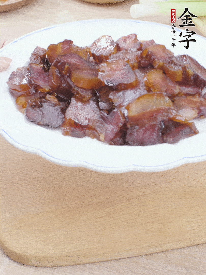 金字醬油肉水煮15分鐘，切薄片。