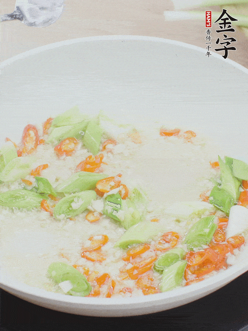 油5成熱時，下蒜末、辣椒、蒜白煸炒。