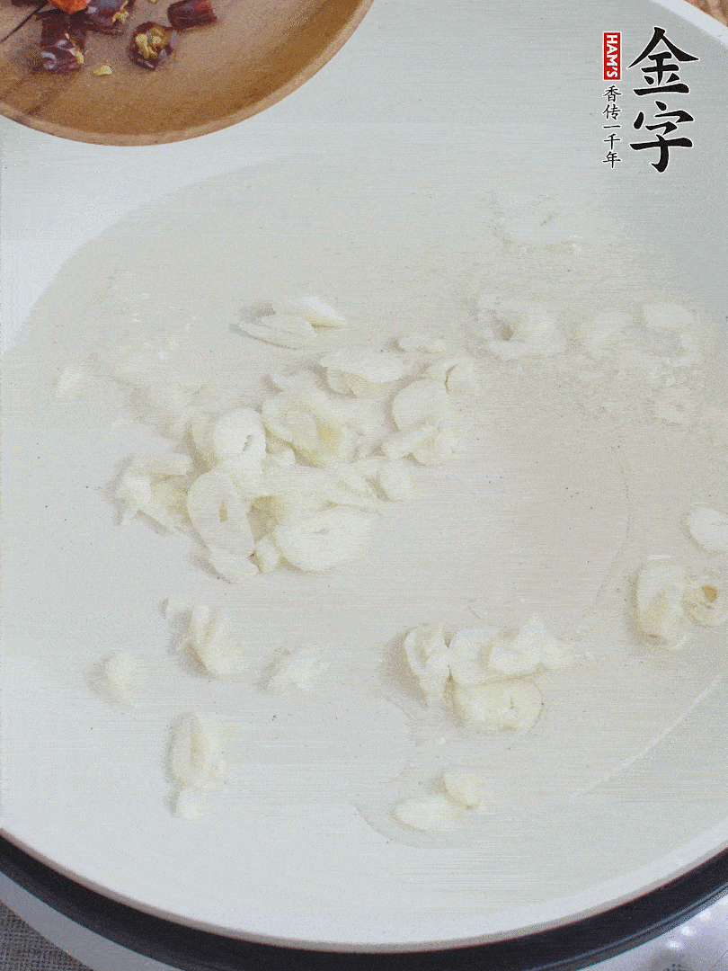 藕去皮，切成1cm見方的丁，放入清水浸泡。美人椒切圈。蒜切成末。