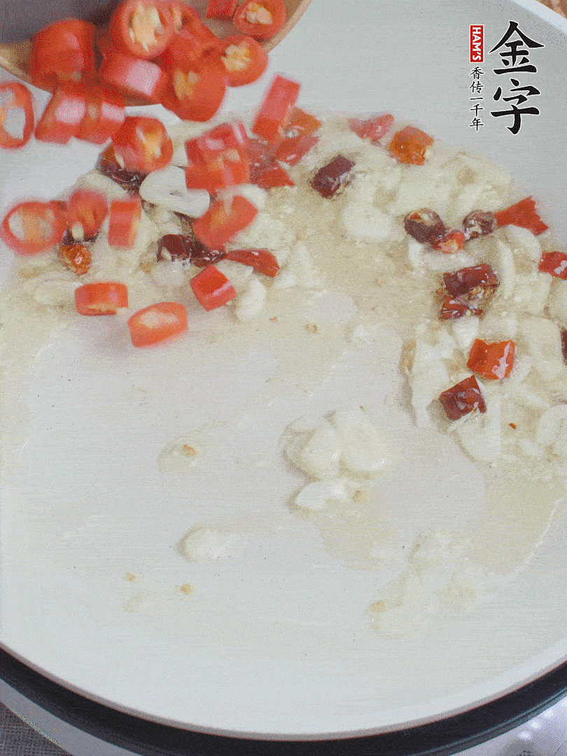 油6成熱，下蒜末、干紅辣椒煸炒，出香味后再放美人椒、香腸。