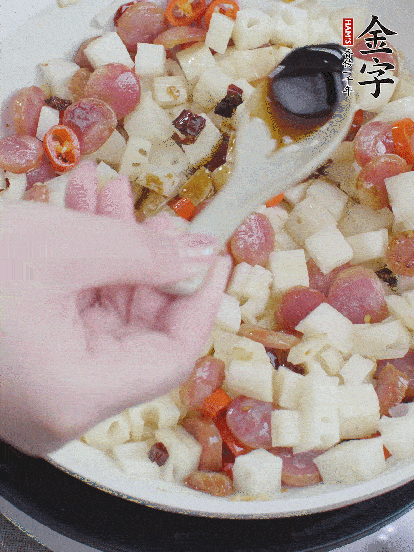 下藕丁，加生抽、香醋、白糖、鹽翻炒均勻。