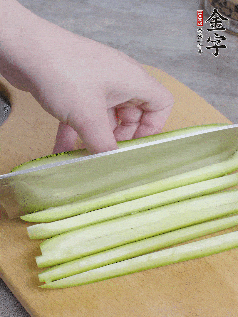 西葫蘆對(duì)半切，去瓤切條。