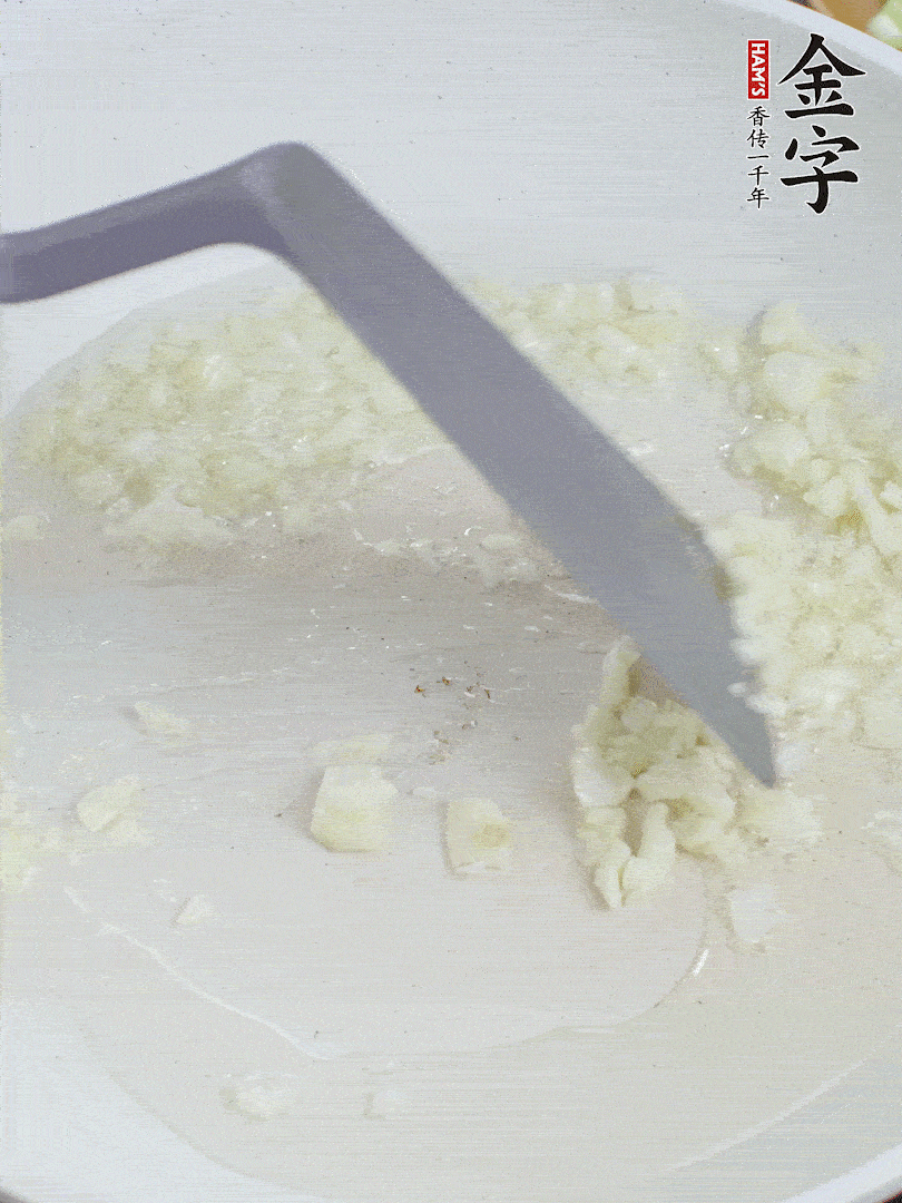 冷鍋熱油，下大蒜煎至兩面微黃。